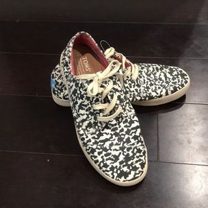 Women’s Toms shoes
